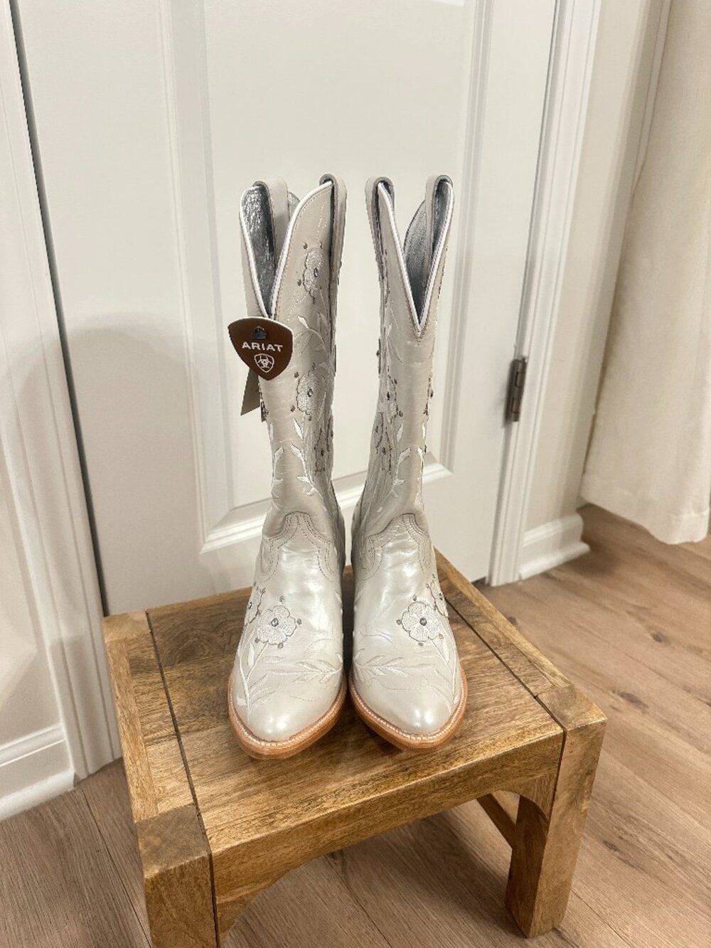 ARIAT Romance Western Boot in Pearly White Size US 8 NWT - Picture 2 of 8